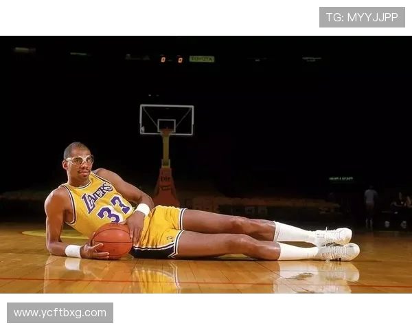 威尔特·张伯伦：从篮球巨星到传奇人物的辉煌与挑战